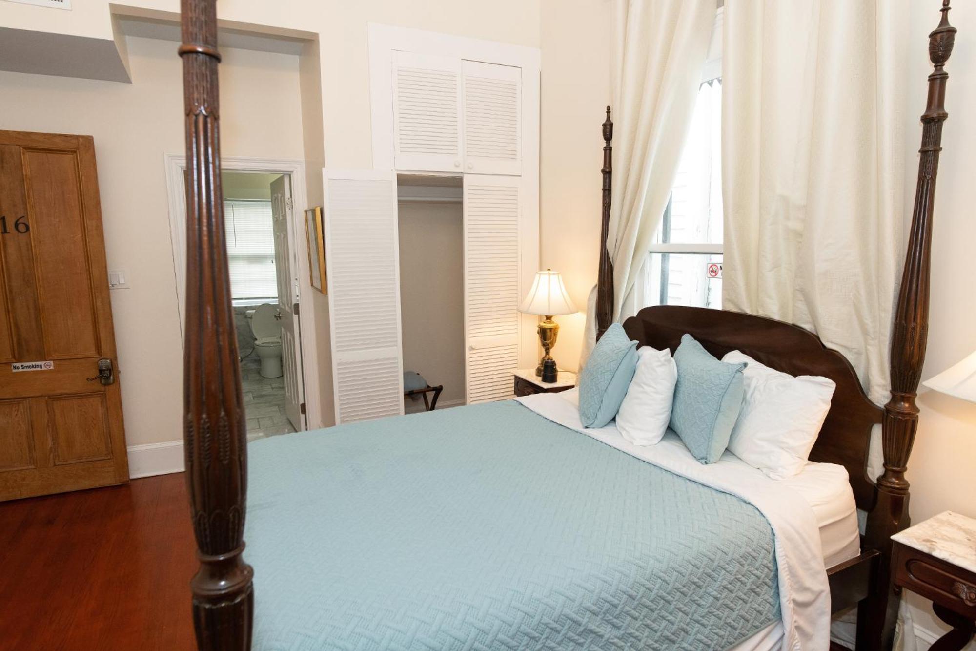 The Esplanade Guesthouse Mansion New Orleans Room photo